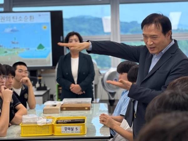 지난달 26일 임태희 경기도교육감이 국립과천과학관에서 학생들을 만나 대화하고 있다. 경기도교육청 제공
