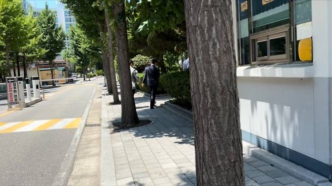 순직해병 특검팀 수사관들이 이종호의 자택 압수수색을 마친 뒤 점심식사를 하러 이동하고 있다.