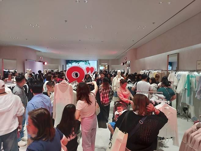 에잇세컨즈 필리핀 1호점 매장 내부가 고객들로 붐비고 있는 모습.