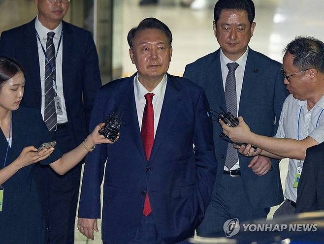 12·3 비상계엄과 관련해 특검의 수사를 받는 윤석열 전 대통령이 지난 9일 서울 서초구 서울중앙지법에서 열린 구속 전 피의자 심문(영장실질심사)이 끝난 뒤 법원을 떠나고 있다. [사진 출처 = 연합뉴스]
