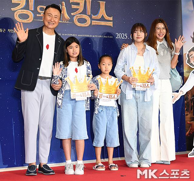 가수 겸 프로듀서 주영훈과 배우 이윤미 가족이 영화 ‘킹 오브 킹스’ VIP 시사회 레드카펫을 밟았다. 사진=천정환 기자