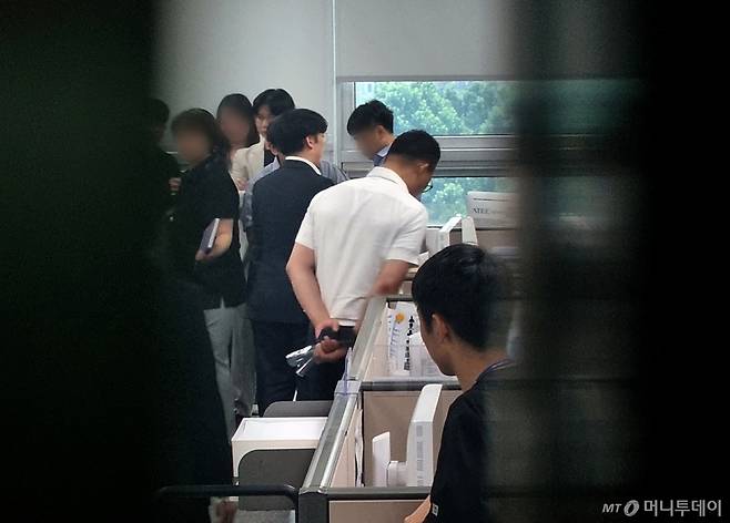 [서울=뉴시스] 김금보 기자 = 김건희 여사의 '공천개입 의혹' 수사하는 특별검사팀이 8일 서울 여의도 국회 의원회관에서 윤상현 국민의힘 의원실을 압수수색 하고 있다. 2025.07.08. kgb@newsis.com /사진=