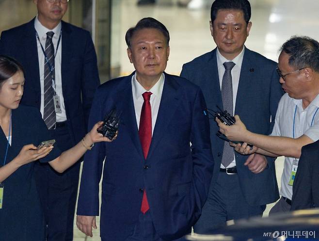 윤석열 전 대통령이 9일 서울 서초구 서울중앙지법에서 열린 직권남용 등 혐의 영장실질심사(구속 전 피의자 심문)를 마친 뒤 대기 장소인 서울구치소로 이동하기 위해 법원을 나서고 있다. /사진공동취재단