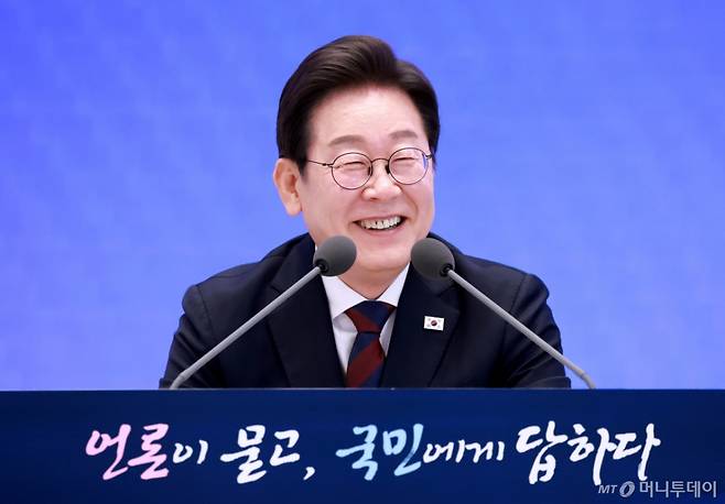 [서울=뉴시스] 고범준 기자 = 이재명 대통령이 3일 청와대 영빈관에서 열린 '대통령의 30일, 언론이 묻고 국민에게 답하다' 기자회견에서 출입기자들 질문에 답변하고 있다. (대통령실통신사진기자단) 2025.07.03. bjko@newsis.com /사진=