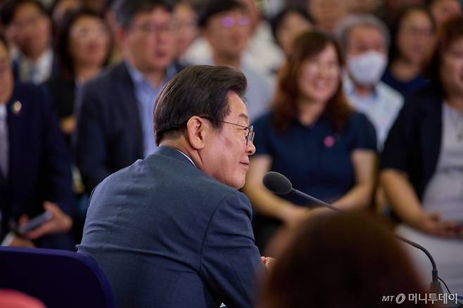 (서울=뉴스1) 이재명 기자 = 이재명 대통령이 4일 대전 유성구 대전컨벤션센터에서 열린 ‘충청에서 듣다, 충청 타운홀 미팅’에서 참석자들의 발언을 듣고 있다. (대통령실 제공. 재판매 및 DB 금지) 2025.7.4/뉴스1  Copyright (C) 뉴스1. All rights reserved. 무단 전재 및 재배포,  AI학습 이용 금지. /사진=(서울=뉴스1) 이재명 기자