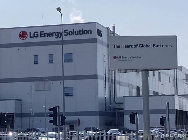 LG에너지솔루션 브로츠와프 공장에 적힌 "The Heart of Global Batteries" 문구. /사진=최경민