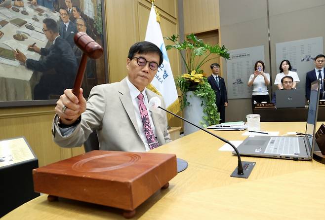 이창용 한국은행 총재가 10일 서울 중구 한국은행 본관에서 열린 금융통화위원회에서 의사봉을 두드리고 있다./사진제공=뉴시스(사진공동취재단)