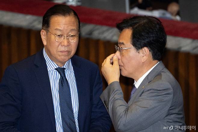 송언석 국민의힘 비상대책위원장 겸 원내대표가 10일 서울 여의도 국회에서 열린 제427회 국회(임시회) 제1차 본회의에서 권영세 의원과 대화하고 있다. 2025.7.10/사진=뉴스1 /사진=(서울=뉴스1) 유승관 기자