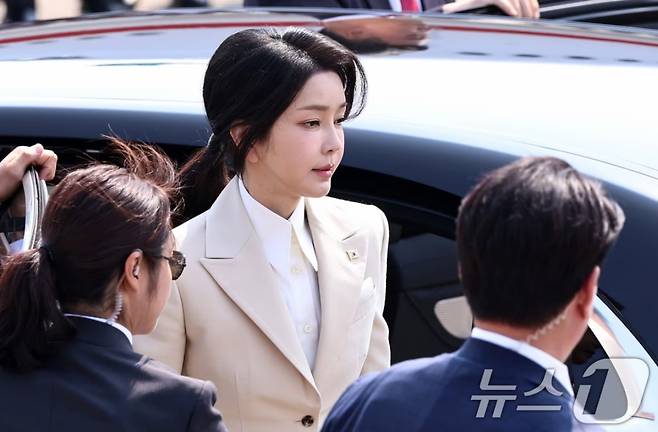 윤석열 전 대통령의 배우자 김건희 여사가 2024년 6월10일 오전 경기 성남시 서울공항에 도착해 윤 대통령과 함께 관용차에서 내리고 있다. /사진=뉴스1