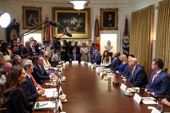 8일(현지시간) 워싱턴 DC 백악관에서 열린 내각회의에 도널드 트럼프 대통령, 국방부 장관 피트 헤그세스, 미국 법무부 장관 팜 본디, 국무부 장관 마르코 루비오, 미국 재무부 장관 스콧 베센트, 내무부 장관 더그 버그럼, 교육부 장관 린다 맥마흔, 미국 무역대표부 대표 제이미슨 그리어, 국토안보부 장관 크리스티 노엠, 주택도시개발부 장관 스콧 터너가 참석했다./로이터=뉴스1