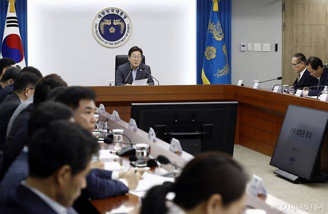 [서울=뉴시스] 최동준 기자 = 이재명 대통령이 10일 서울 용산 대통령실 청사에서 열린 제3차 수석보좌관 회의에서 발언하고 있다. 2025.07.10. photocdj@newsis.com /사진=최동준
