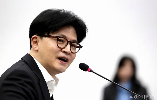 [경주=뉴시스] 이무열 기자 = 한동훈 제21대 대통령 선거 국민의힘 경선 후보가 21일 경북 경주시 경주화백컨벤션센터(하이코·HICO)에서 열린 2025 아시아태평양경제협력체(APEC) 정상회의 준비상황에서 발언하고 있다. 2025.04.21. lmy@newsis.com /사진=이무열