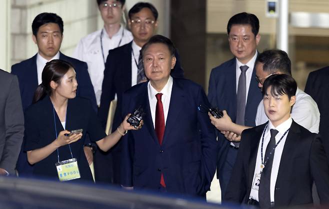 직권남용 권리행사 방해 등 혐의로 윤석열 전 대통령이 4달만에 재 구속된 가운데 그가 수감된 구치소 수용자 식단이 세간의 관심을 끌고 있다. 사진은 지난 9일 윤석열 전 대통령이 서울 서초구 서울중앙지법에서 열린 직권남용 등 혐의 영장실질심사(구속 전 피의자 심문)를 마친 뒤 대기 장소인 서울구치소로 이동하기 위해 법원을 나서고 있는 모습. /사진=뉴시스