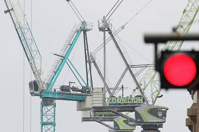 KT가 현대건설에 공사를 의뢰한 광화문빌딩 리모델링 사업의 추가 공사비 협상을 놓고 줄다리기를 하고 있다. 사진은 서울 시내 한 건설현장. /사진=뉴스1