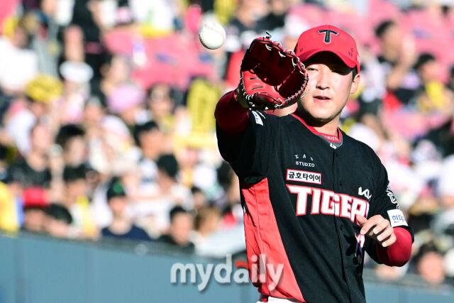 29일 오후 서울 잠실야구장에서 진행된 '2025 프로야구 KBO리그' KIA-LG의 경기. KIA 선발 윤영철이 3회말 실점을 한 뒤 아쉬워 하고 있다./마이데일리