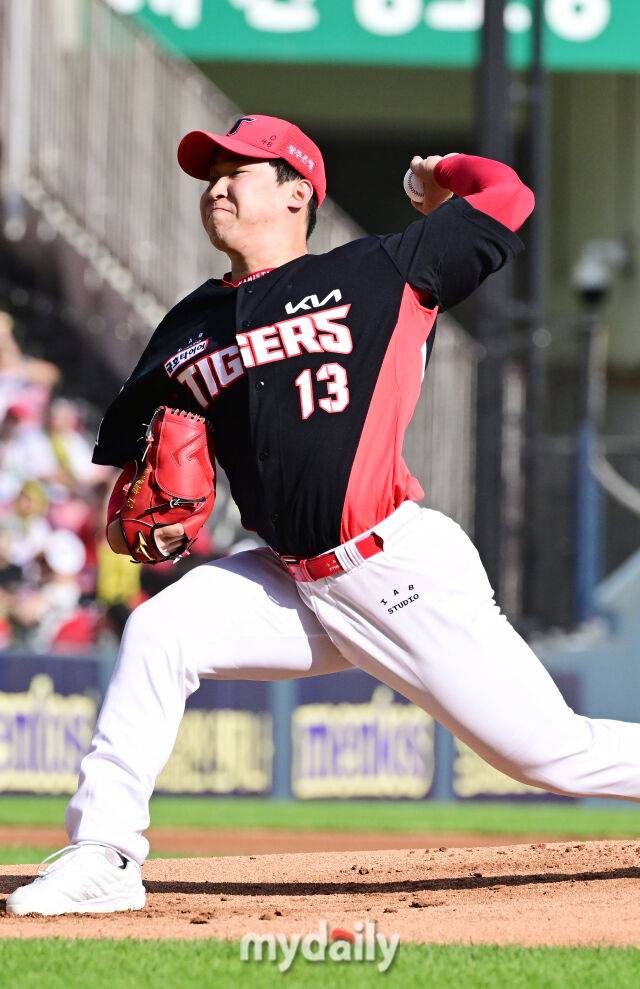 29일 오후 서울 잠실야구장에서 진행된 '2025 프로야구 KBO리그' KIA-LG의 경기. 기아 선발 윤영철이 역투를 펼치고 있다./마이데일리