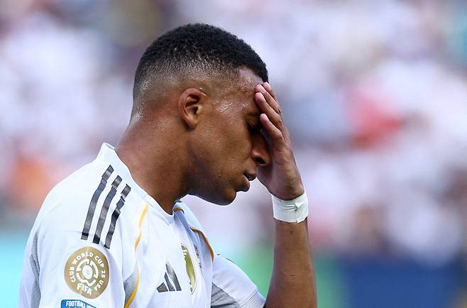 레알 마드리드 킬리안 음바페가 친정팀 PSG와 준결승전서 경기가 풀리지 않자 괴로워하고 있다. [로이터]