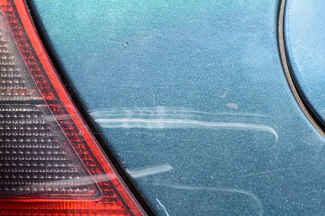 경미한 접촉사고로 트렁크만 파손됐지만, 피해자는 410일간 치료를 받으며 4800만원에 달하는 진료비를 보험사에 청구했다. 이처럼 자동차보험을 악용한 과잉진료 사례가 잇따르자, 정부가 ‘8주 초과 치료 시 진료자료 제출’ 제도 도입에 나섰다. [게티이미지뱅크 제공]