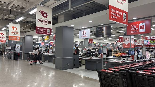 8일 찾은 서울 강서구 홈플러스 가양점은 말그대로 썰렁했다. 전체 계산대 중 일부만 운영되고 있었으며 이 마저도 이용하는 고객은 찾아보기 힘들었다. 박연수 기자