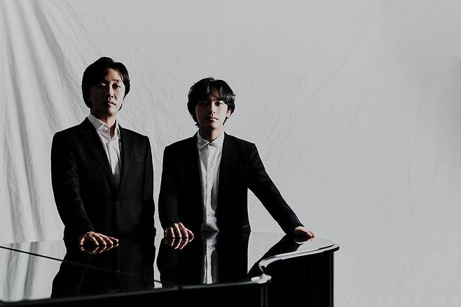 스승과 제자 사이인 피아니스트 손민수(왼쪽)와 임윤찬이 ‘듀오 리사이틀’로 관객과 만난다.  [목프로덕션 제공]