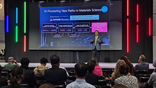 김유철 LG AI연구원 전략부문장이 8일(현지시간) ‘AI 포 굿 서밋 2025’에서 엑사원이 만드는 혁신과 임팩트를 주제로 기조연설을 하고 있다.  [LG AI연구원 제공]