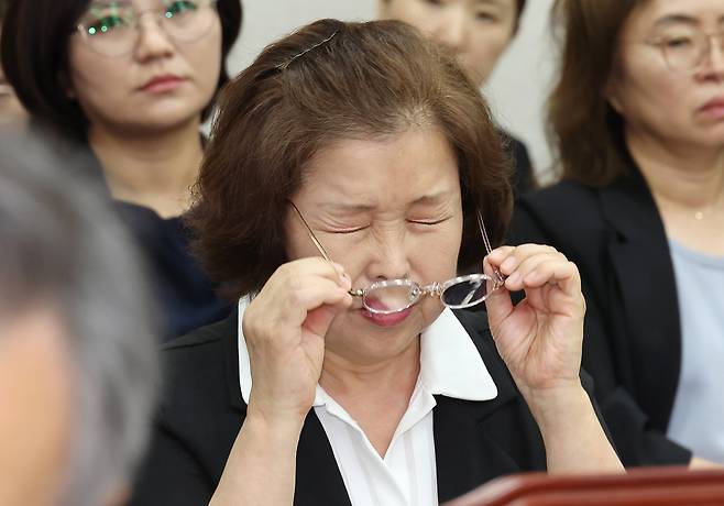 손효숙 리박스쿨 대표가 10일 국회 교육위원회에서 열린 리박스쿨 청문회에 증인으로 출석해 안경을 고쳐 쓰고 있다. [연합]