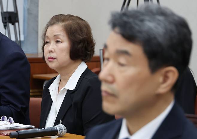 손효숙 리박스쿨 대표가 10일 서울 여의도 국회 교육위원회에서 열린 리박스쿨 청문회에 출석해 김영호 위원장의 발언을 듣고 있다. [연합]