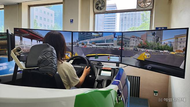 서울 강남운전면허시험장 2층에 위치한 운전면허 장내기능 및 도로주행 시뮬레이터 체험장. 안효정 기자.