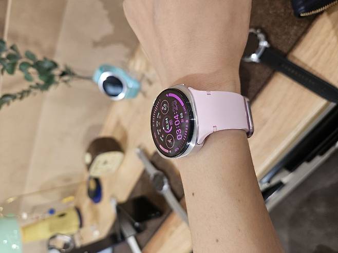 [뉴욕=뉴시스] 박은비 기자 삼성전자가 선보인 갤럭시 워치8을 착용한 모습. 2025.07.09. silverline@newsis.com *재판매 및 DB 금지