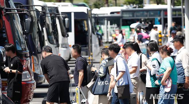 [제주=뉴시스] 우장호 기자 = 본격적인 여름 휴가철이 시작된 28일 오전 제주국제공항 내 렌터카하우스에서 관광객들이 공항과 렌터카 회사를 오가는 셔틀버스에 탑승하고 있다. 2024.07.28. woo1223@newsis.com
