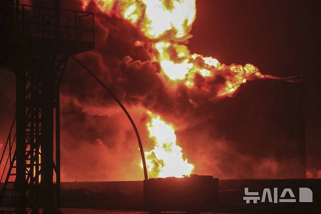 [호데이다(예멘)=AP/뉴시스]2024년 7월20일 예멘 호데이다 항구에서 이스라엘군의 공습으로 석유 탱크가 불타고 있다. 이스라엘군은 7월 첫주에도 예멘의 수도 사나를 폭격하고 이어서 호데이다 , 라스  이사 항과 발전소를 폭격해 유엔 예멘특사 그룬드버그가 안보리에서 예멘의 중동전 확대 를 경고했다.  2025.07.10.