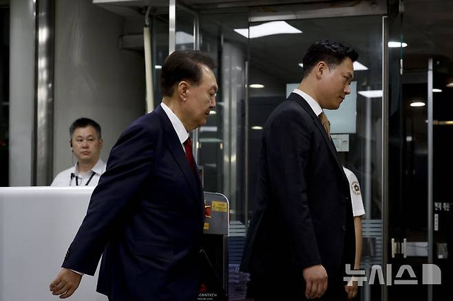 [서울=뉴시스] 사진공동취재단 = 윤석열 전 대통령이 9일 서울 서초구 서울중앙지법에서 열린 직권남용 등 혐의 영장실질심사(구속 전 피의자 심문)를 마친 뒤 대기 장소인 서울구치소로 이동하기 위해 법원을 나서고 있다. 12·3 비상계엄 사태의 '정점'으로 조은석 특별검사가 이끄는 내란 특검팀에 구속영장이 청구된 윤 전 대통령은 지난 1월 18일 내란우두머리 등 혐의 영장실질심사를 받은 지 172일 만에 재구속 기로에 서게 됐다. 2025.07.09. photo@newsis.com