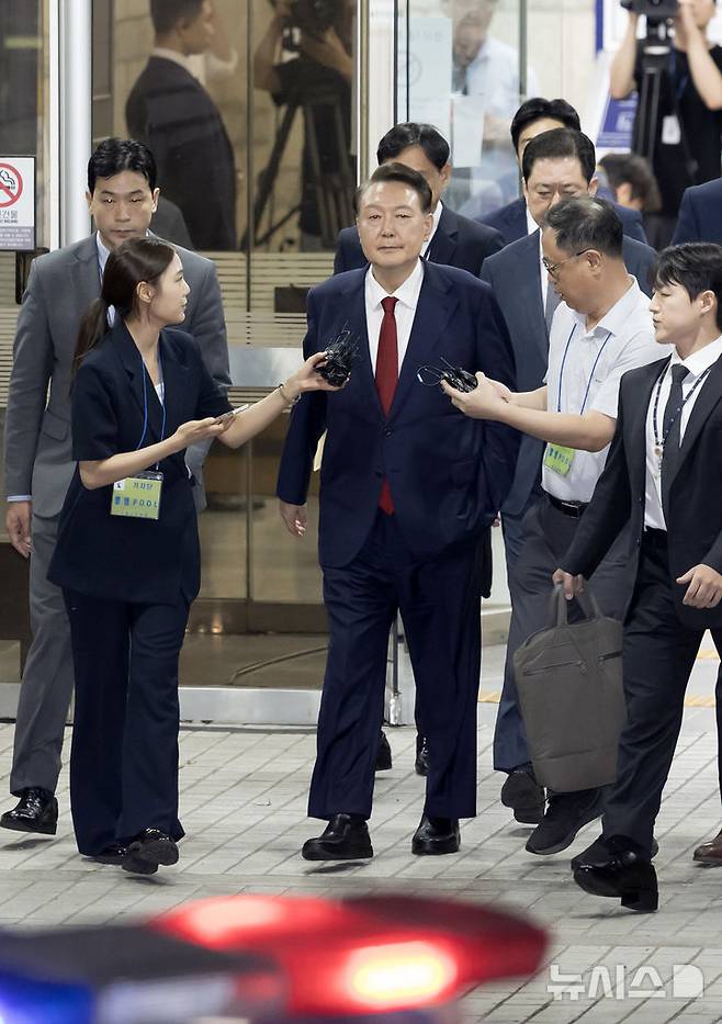 [서울=뉴시스] 김선웅 기자 = 윤석열 전 대통령이 9일 서울 서초구 서울중앙지법에서 열린 직권남용 등 혐의 영장실질심사(구속 전 피의자 심문)를 마친 뒤 대기 장소인 서울구치소로 이동하기 위해 법원을 나서고 있다. 12·3 비상계엄 사태의 '정점'으로 조은석 특별검사가 이끄는 내란 특검팀에 구속영장이 청구된 윤 전 대통령은 지난 1월 18일 내란우두머리 등 혐의 영장실질심사를 받은 지 172일 만에 재구속 기로에 서게 됐다. 2025.07.09. mangusta@newsis.com
