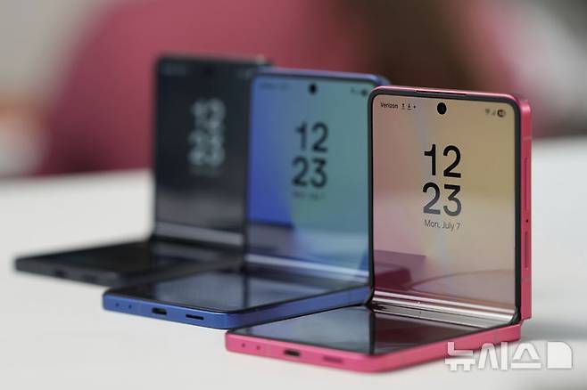 [뉴욕=AP/뉴시스] 9일(현지 시간) 미국 뉴욕 브루클린 듀갈 그린하우스에서 열린 갤럭시 언팩 2025에서 삼성 '갤럭시 Z 플립7'이 공개되고 있다. 2025.07.10.