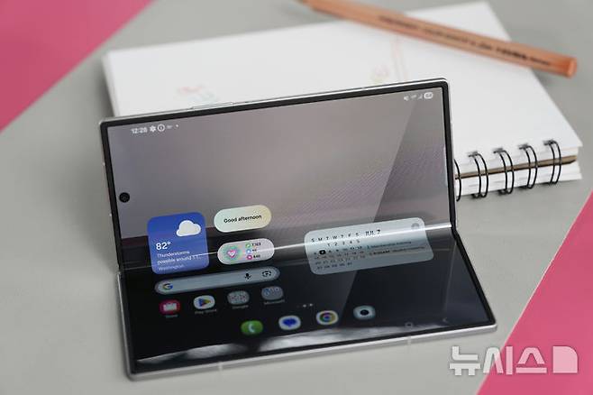 [뉴욕=AP/뉴시스] 9일(현지 시간) 미국 뉴욕 브루클린 듀갈 그린하우스에서 열린 갤럭시 언팩 2025에서 삼성 '갤럭시 Z 폴드7'가 공개되고 있다. 2025.07.10.