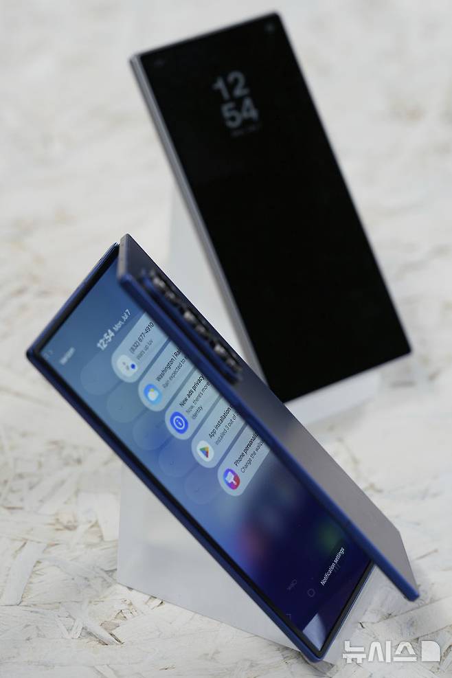 [뉴욕=AP/뉴시스] 지난 7일(현지 시간) 미국 뉴욕에서 열린 삼성전자 프리뷰 행사에서 '갤럭시 Z 폴드7'가 전시돼 있다. 2025.07.10.