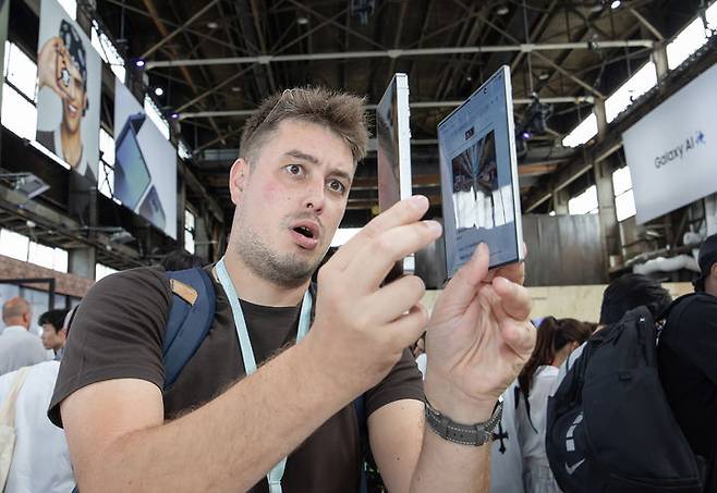 [서울=뉴시스] 9일(현지 시간) 미국 뉴욕 브루클린 듀갈 그린하우스에서 열린 하반기 '갤럭시 언팩 2025'에서 관람객이 갤럭시 Z 폴드 7을 체험하고 있다. 갤럭시 Z 폴드7은 접었을 때 8.9mm, 펼쳤을 때 4.2mm 두께에 215g의 무게로, 역대 갤럭시 Z 폴드 시리즈 중 가장 얇고 가벼운 디자인으로 완성됐다. (사진=삼성전자 제공) 2025.07.10. photo@newsis.com *재판매 및 DB 금지