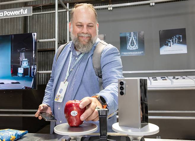 [서울=뉴시스] 9일(현지 시간) 미국 뉴욕 브루클린 듀갈 그린하우스에서 열린 하반기 '갤럭시 언팩 2025'에서 관람객이 갤럭시 Z 폴드 7을 체험하고 있다. 갤럭시 Z 폴드7은 접었을 때 8.9mm, 펼쳤을 때 4.2mm 두께에 215g의 무게로, 역대 갤럭시 Z 폴드 시리즈 중 가장 얇고 가벼운 디자인으로 완성됐다. (사진=삼성전자 제공) 2025.07.10. photo@newsis.com *재판매 및 DB 금지