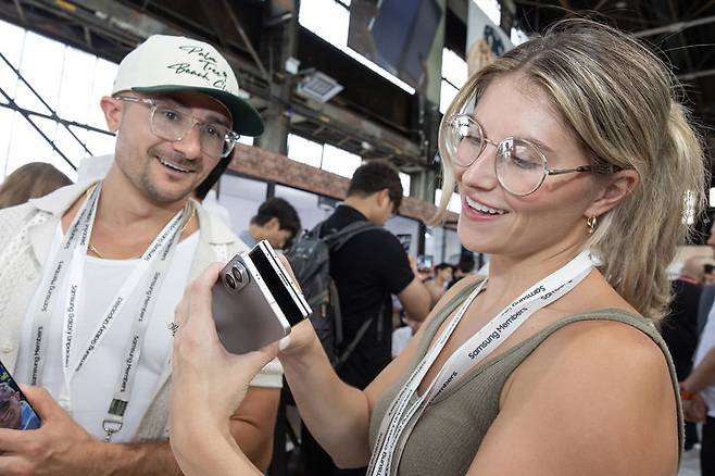 [서울=뉴시스] 9일(현지 시간) 미국 뉴욕 브루클린 듀갈 그린하우스에서 열린 하반기 '갤럭시 언팩 2025'에서 관람객이 갤럭시 Z 폴드 7을 체험하고 있다. 갤럭시 Z 폴드7은 접었을 때 8.9mm, 펼쳤을 때 4.2mm 두께에 215g의 무게로, 역대 갤럭시 Z 폴드 시리즈 중 가장 얇고 가벼운 디자인으로 완성됐다. (사진=삼성전자 제공) 2025.07.10. photo@newsis.com *재판매 및 DB 금지
