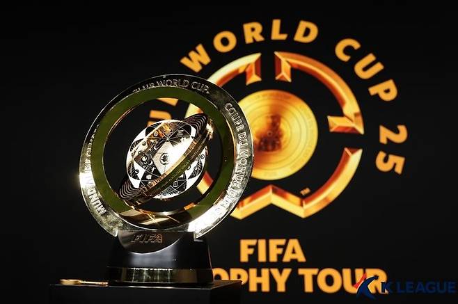 [서울=뉴시스]  6일 경기도 성남 네이버 1784 사옥에서 열린 국제축구연맹(FIFA) 2025 클럽 월드컵 트로피 제막식에서 트로피가 공개되고 있다. (사진=한국프로축구연맹 제공). 2025.03.06. photo@newsis.com *재판매 및 DB 금지