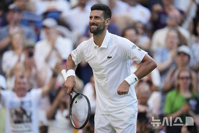[런던=AP/뉴시스] 노바크 조코비치(6위·세르비아)가 9일(현지 시간) 영국 런던 올잉글랜드 클럽에서 열린 2025 윔블던 테니스 대회 남자 단식 8강전에서 플라비오 코볼리(24위·이탈리아)를 물리친 후 세리머니하고 있다. 조코비치가 3-1(6-7 6-2 7-5 6-4)로 승리하고 4강에 올라 얀니크 신네르(1위·이탈리아)와 결승 진출을 다툰다. 2025.07.10.