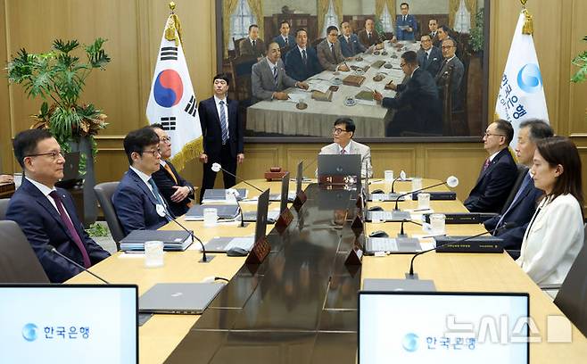 [서울=뉴시스] 사진공동취재단 = 이창용 한국은행 총재가 10일 오전 서울 중구 한국은행에서 열린 금융통화위원회 본회의를 주재하고 있다. 2025.07.10. photo@newsis.com