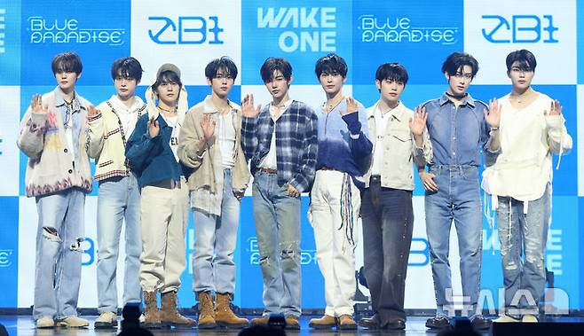 [서울=뉴시스] 김혜진 기자 = 그룹 제로베이스원(왼쪽부터 김규빈, 김지웅, 석매튜, 한유진, 장하오, 성한빈, 김태래, 리키, 박건욱)이 24일 오후 서울 용산구 블루스퀘어에서 열린 다섯 번째 미니앨범 '블루 파라다이스'(BLUE PARADISE) 발매 기념 쇼케이스에서 포즈를 취하고 있다.타이틀곡 '블루'는 제로베이스원과 글로벌 히트 메이커 켄지(KENZIE)의 두 번째 합작품이다. 시원한 신스 사운드와 감성적인 보컬의 대비가 미스터리한 청량감을 선사한다. 2025.02.24. jini@newsis.com