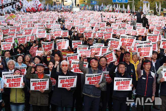 [서울=뉴시스] 이영환 기자 = 양경수 민주노총위원장 등이 9일 오후 서울 세종대로에서 윤석열정권 퇴진 운동본부와 민주노총이 주최한 2024 전태일열사 정신계승 전국노동자대회·1차 퇴진 총궐기에서 구호를 외치고 있다. 2024.11.09. 20hwan@newsis.com