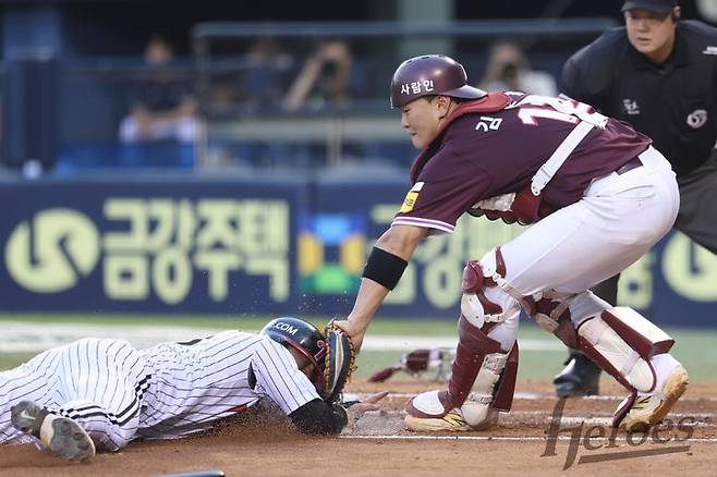 [서울=뉴시스] 프로야구 키움 히어로즈 김건희가 9일 서울 잠실구장에서 열린 2025 신한 쏠뱅크 KBO리그 LG 트윈스와의 경기에서 오지환을 홈에서 잡아내고 있다. (사진=키움 히어로즈 제공) 2025.07.09. *재판매 및 DB 금지