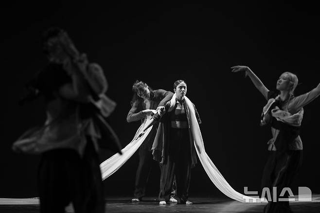 [서울=뉴시스]휴먼스탕스의 '시나위' 공연 장면. (사진=KOFICE 제공)