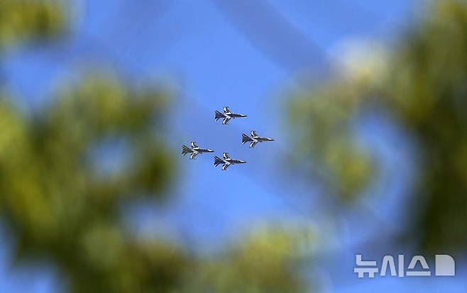 [서울=뉴시스] 김선웅 기자 = 공군 특수비행팀 블랙이글스가 10일 서울 용산구 상공에서 방위산업의 날 계기 시민참여행사 에어쇼 연습비행을 하고 있다. 2025.07.10. mangusta@newsis.com