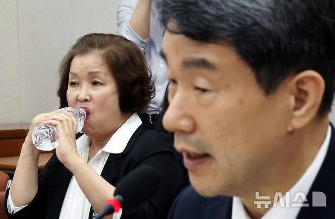 [서울=뉴시스] 고승민 기자 = 손효숙 리박스쿨 대표가 10일 서울 여의도 국회에서 리박스쿨 청문회 등을 안건으로 열린 교육위원회 전체회의에서 물을 마시고 있다. 2025.07.10. kkssmm99@newsis.com