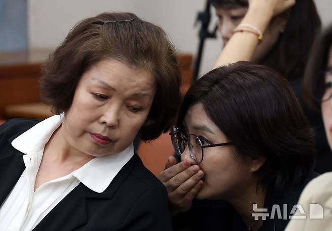 [서울=뉴시스] 고승민 기자 = 손효숙 리박스쿨 대표가 10일 서울 여의도 국회에서 열린 교육위원회의 리박스쿨 청문회에서 변호인에게 귀엣말을 듣고 있다. 2025.07.10. kkssmm99@newsis.com