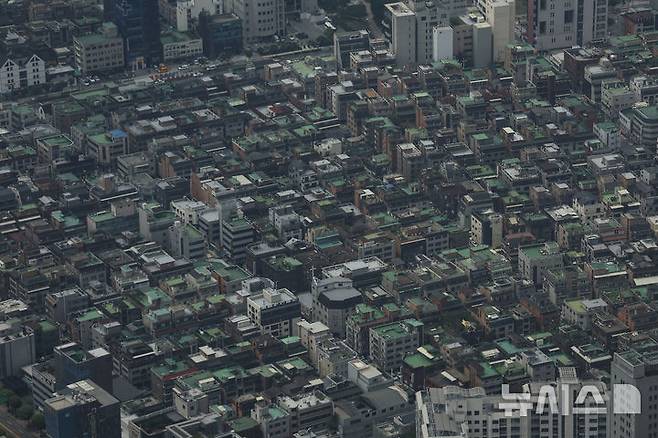 [서울=뉴시스] 김근수 기자 = 6일 서울 송파구의 롯데월드타워 스카이라운지에서 다가구·다세대·연립주택이 보이고 있다.  2025.07.06. ks@newsis.com